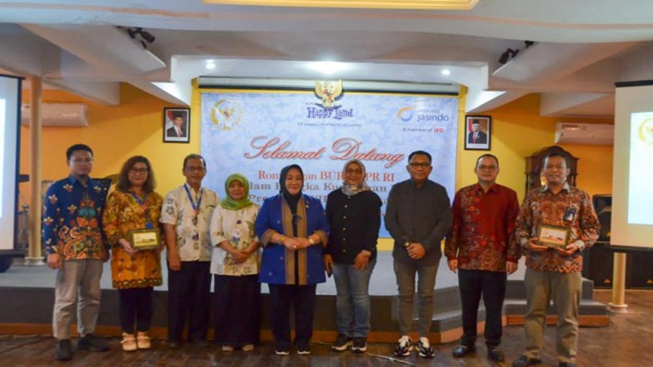 Anggota BURT DPR RI, Sadarestuwati beserta tim dalam foto bersama usai kunjungan kerja spesifik BURT ke Rumah Sakit Happy Land, Yogjakarta. Foto: Balggys/nr