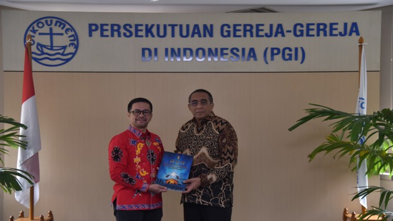 Anggota DPR RI Marinus Gea (kiri) usai melakukan audiensi dengan Sekretaris Umum PGI Pdt. Jacklevyn Frits Manuputty di Kantor Pusat Persekutuan Gereja-Gereja Indonesia (PGI) di Jakarta, Senin (13/11/2023). Foto: Munchen/nr