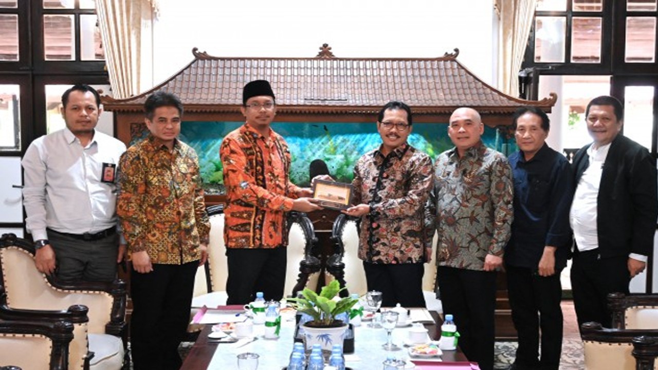 Anggota Komisi II DPR RI Aminurokhman saat bertukar cenderamata usai memimpin kunjungan kerja spesifik Komisi II DPR RI ke Sidoarjo, Jawa Timur, Senin (27/11/2023). Foto: Prima/nr