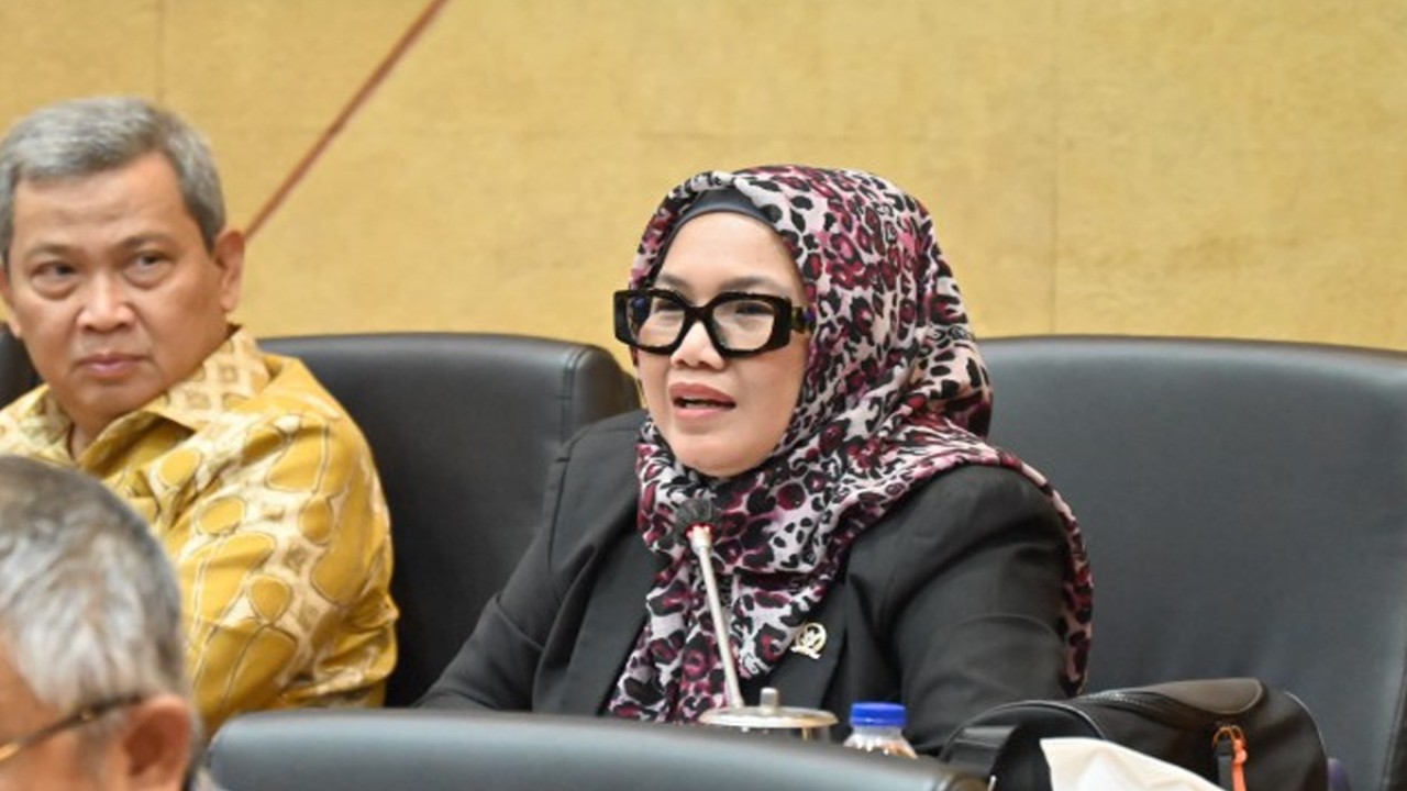 Anggota Komisi IX DPR RI Dian Istiqomah saat mengikuti rapat kerja Komisi IX DPR RI dengan Menteri Kesehatan, Ida Fauziyah di ruang rapat Komisi IX DPR RI, Senayan, Jakarta. Selasa (14/11/2023). Foto: Farhan/nr