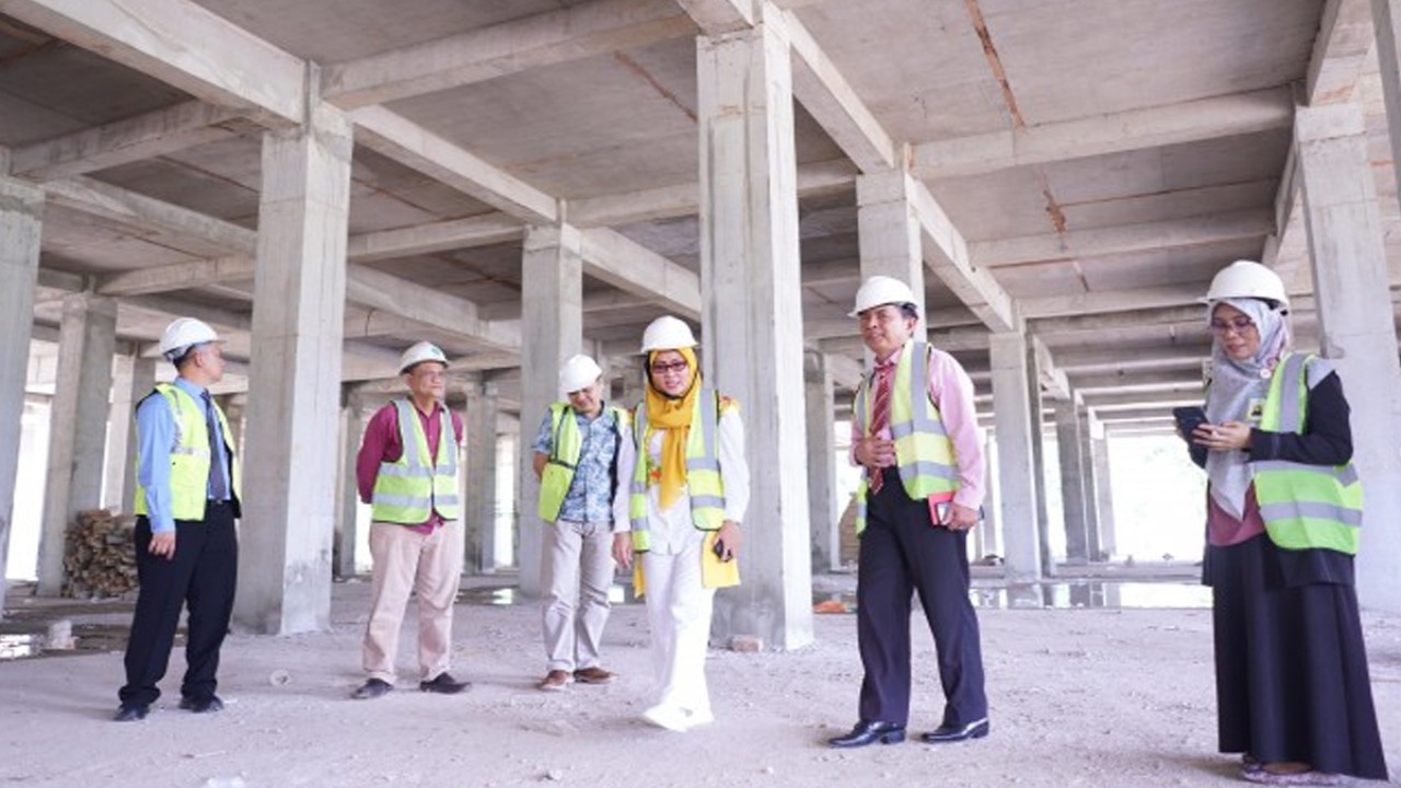 Anggota komisi IX DPR RI Saniatul Lativa saat meninjau pembangunan gedung pendidikan di lingkungan Poltekkes Kemenkes Jambi. Foto: Ist/nr