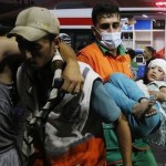 Arsip - Petugas medis membawa korban serangan Israel ke sebuah rumah sakit di Gaza. (Anadolu)-1699864843