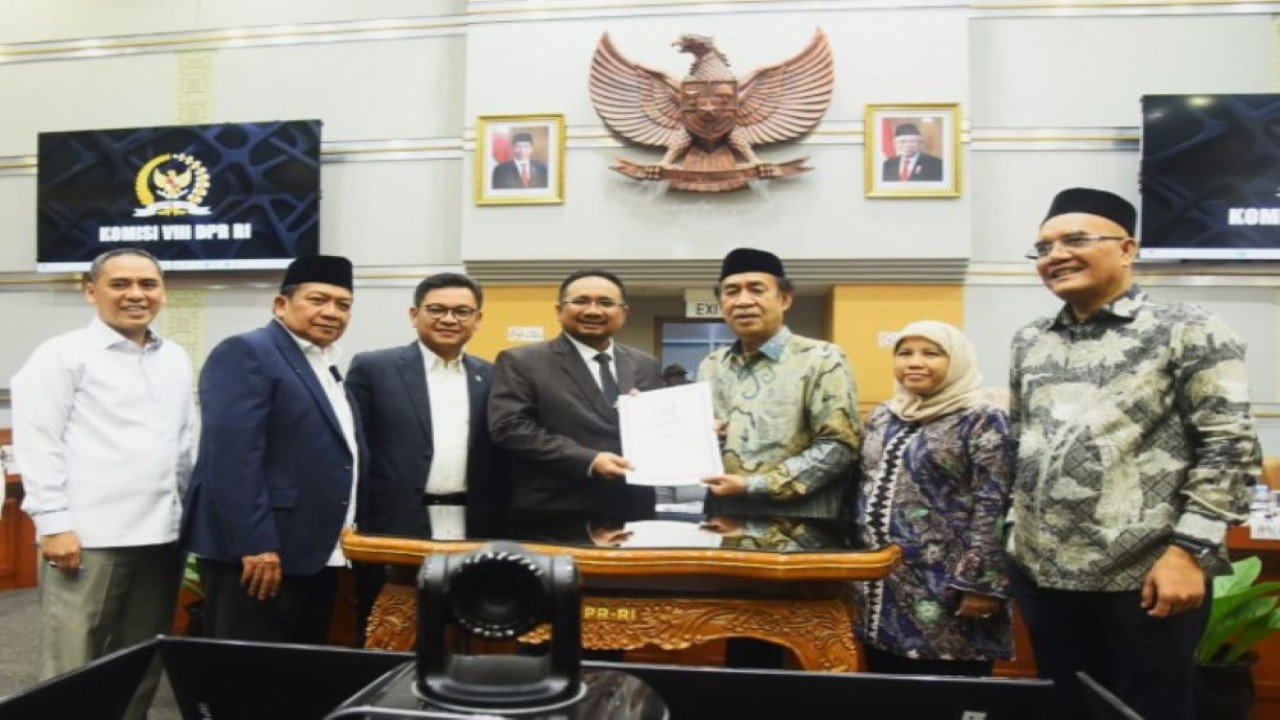 Ketua Komisi VIII DPR RI Ashabul Kahfi didampingi Wakil Ketua lainya bersama Menteri Agama RI Yaqut Cholil Qoumas secara resmi usai menekan Biaya Perjalanan Ibadah Haji (Bipih) atau biaya yang dibayar langsung oleh jemaah haji. Dengan rata-rata per jemaah sebesar Rp 56.046.172 atau sebesar 60 persen Ibadah Haji Tahun 1445 H/2024 di Gedung Nusantara II DPR RI, Senayan, Jakarta, Senin (27/11/2023). Foto : Runi/Man