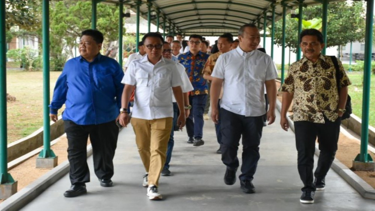 Wakil Ketua Komisi VII DPR RI Bambang Hariyadi bersama tim saat meninjau pasokan bahan baku pembuatan gula putih di PT. Gula Putih Mataram Lampung, Lampung Tengah, kamis (23/11/2023). Foto: Nadya/nr