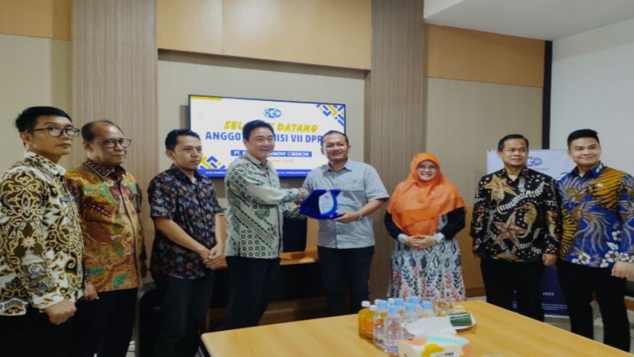 Anggota Komisi VII DPR RI Bambang Hermanto, saat bertukar cenderamata usai kunjungan kerja spesifik Komisi VII DPR RI ke PT Kreasi Garmen Cirebon, Cirebon, Jawa Barat, Kamis (23/11/2023). Foto: Ayu/nr