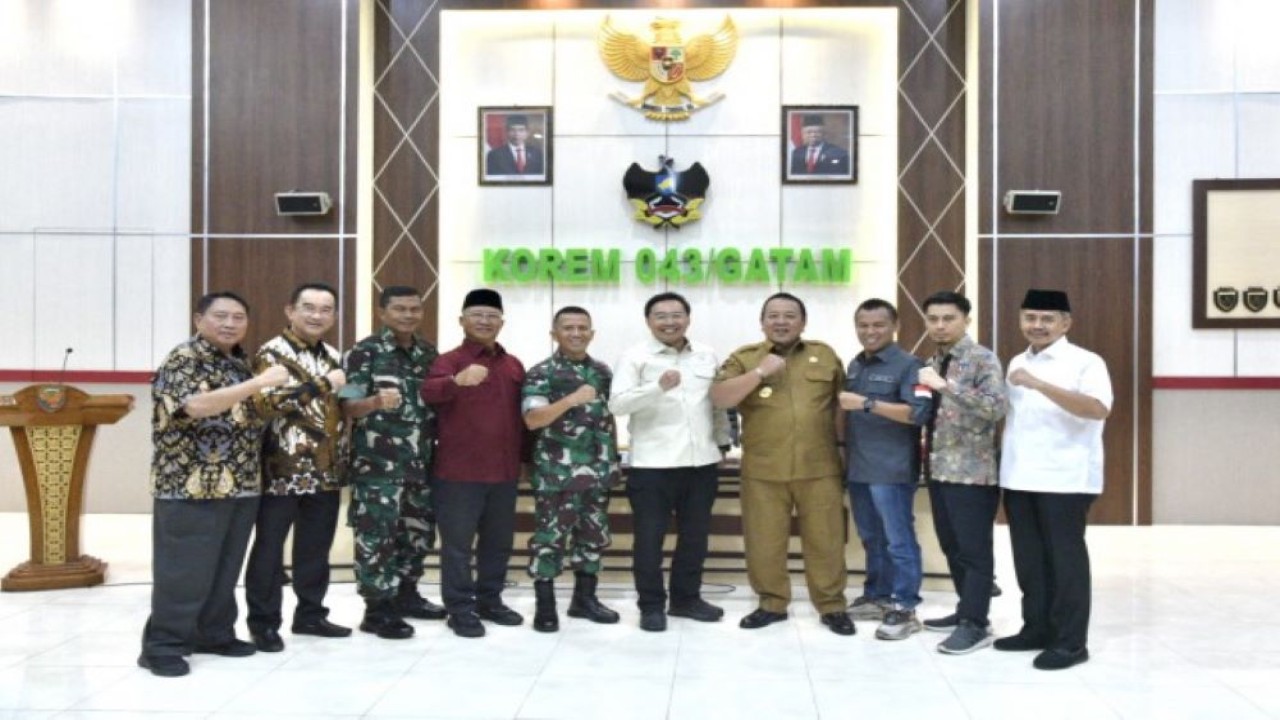 Anggota Komisi I DPR RI Bobby Adhityo Rizaldi dalam foto bersama usai memimpin Kunjungan Kerja Spesifik Komisi I DPR RI ke Kodam II/Sriwijaya di Makorem 043/Gartam, Bandar Lampung, Senin (27/11/2023). Foto: Tiara/nr