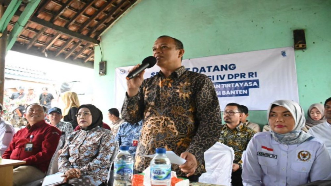 Wakil Ketua Komisi IV DPR RI Budhy Setiawan saat melakukan pertemuan dengan puluhan nelayan dalam rangka Kunspek Komisi IV DPR RI ke Desa Tengkurak, Kecamatan Tirtayasa, Serang, Banten, Kamis (30/11/2023). Foto: Ridwan/nr