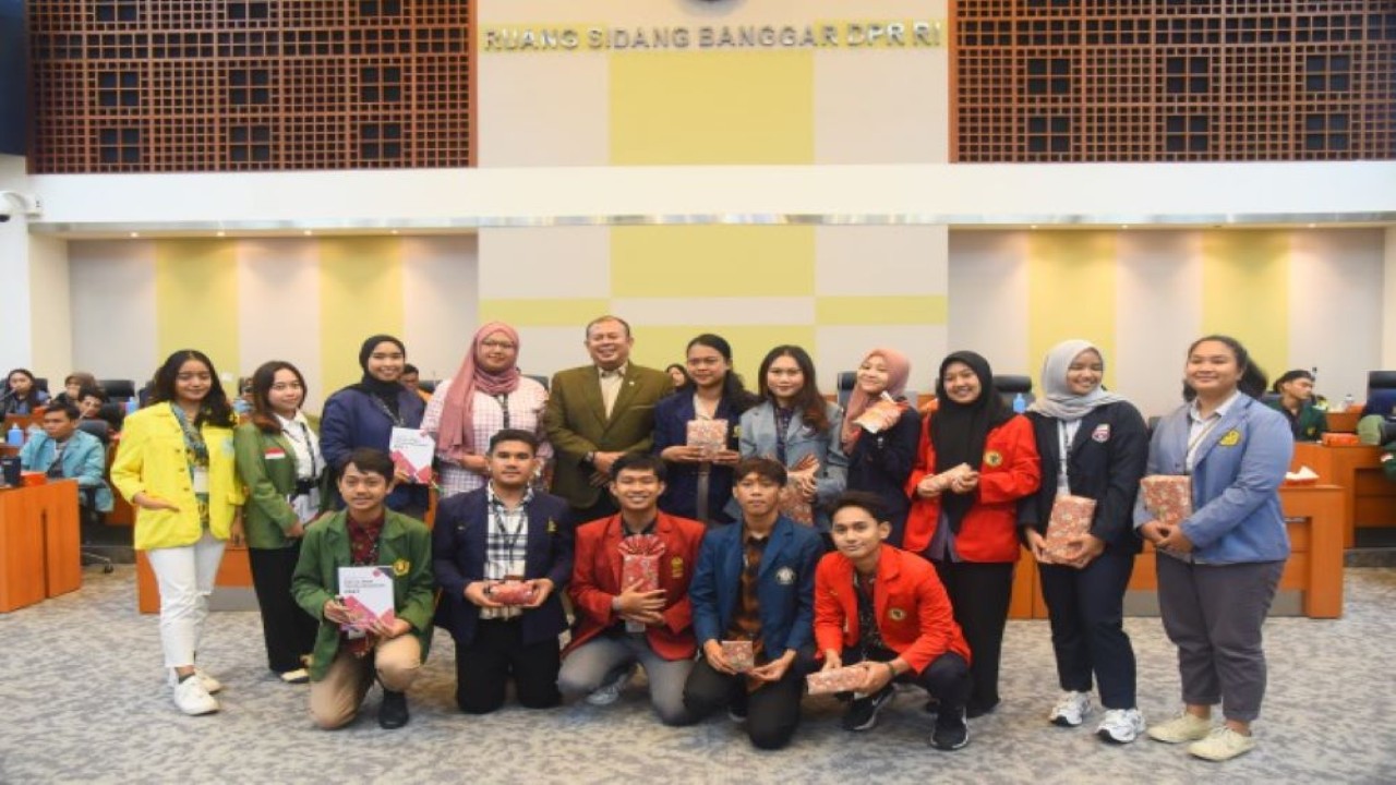 Wakil Ketua Banggar DPR RI Cucun Ahmad Syamsurijal dalam foto bersama usai menyampaikan materi dalam Kuliah Umum 'Magang di Rumah Rakyat DPR RI Tahun 2023', Rabu (15/11/2023). Foto: Runi/nr