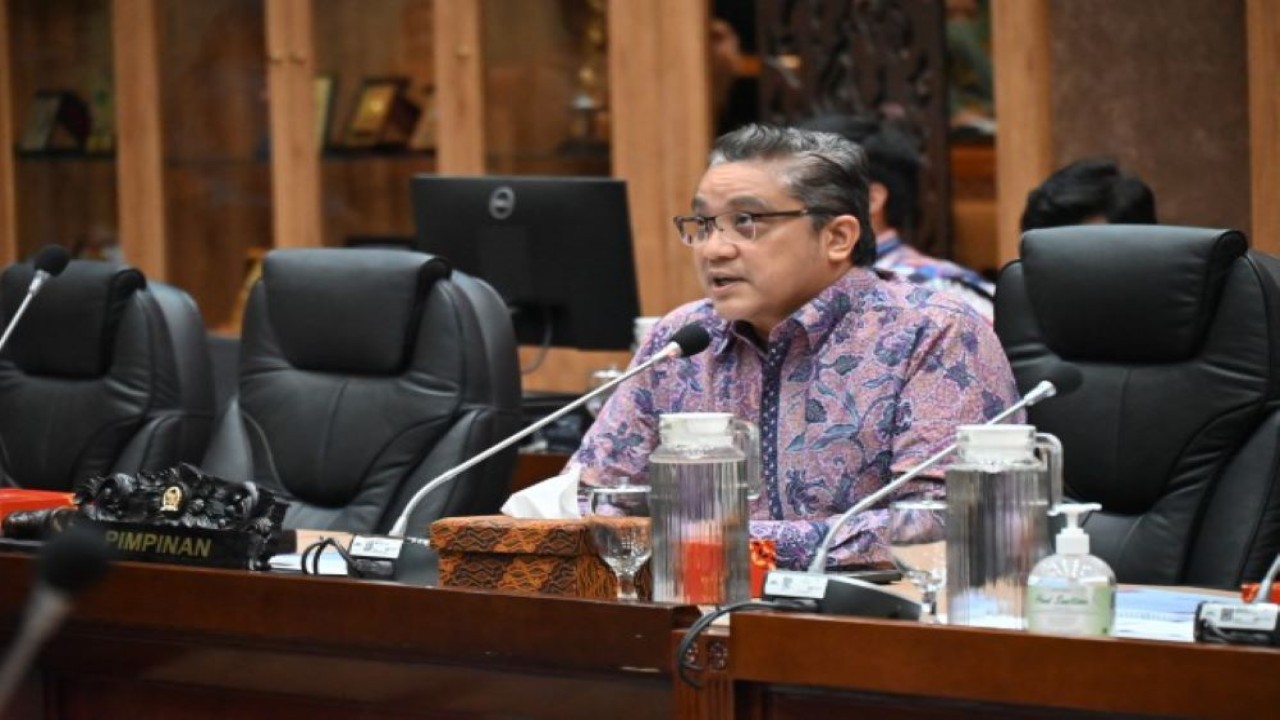 Wakil Ketua Komisi X Dede Yusuf Macan Effendi saat memimpin Rapat Kerja dengan Menteri Pemuda dan Olah Raga Ario Bimo Nandito di Gedung Nusantara I, Senayan, Jakarta, Rabu (22/11/2023). Foto: Farhan/nr