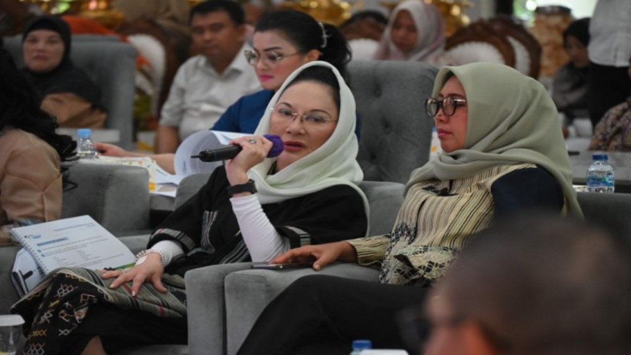 Anggota Komisi IX DPR RI Dewi Asmara saat mengikuti pertemuan Kunspek Komisi IX dengan Pemerintah Kabupaten Tangerang beserta jajaranya di Pendopo Tangerang, Rabu (8/11/2023). (Ria/Man)