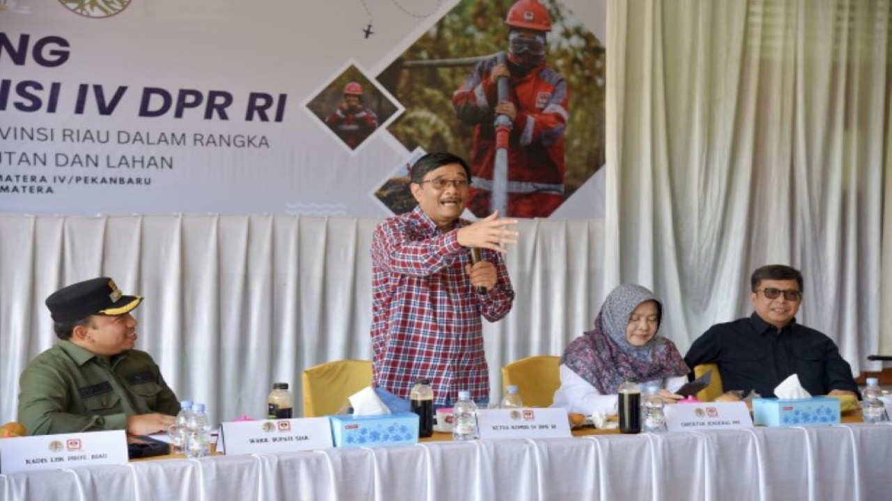Anggota Komisi IV DPR RI Djarot Saiful Hidayat saat memimpin kunjungan kerja spesifik (Kunspik) Komisi IV di Kota Pekanbaru, Riau, Jumat (17/11/2023). Foto : Upi/Man