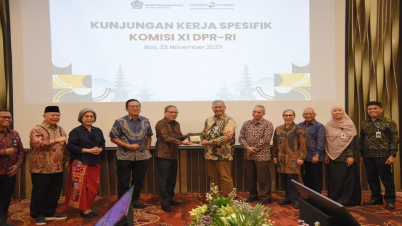 Wakil Ketua Komisi XI DPR RI Dolfie OFP saat bertukar cinderamata usai memimpin rapat pada Kunjungan Kerja Spesifik (Kunspik) Komisi XI DPR RI di Karangasem, Bali, Kamis (23/11/2023). Foto : Aaron/Han