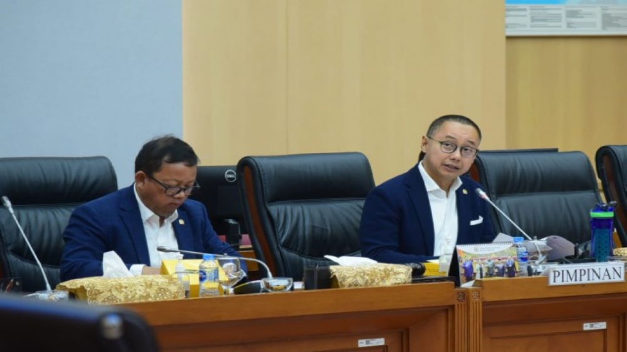 Wakil ketua Komisi VII DPR RI Eddy Soeparno saat memimpin rapat kerja Komisi VII DPR dengan Menteri ESDM RI, Arifin Tasrif. Foto: Oji/nr