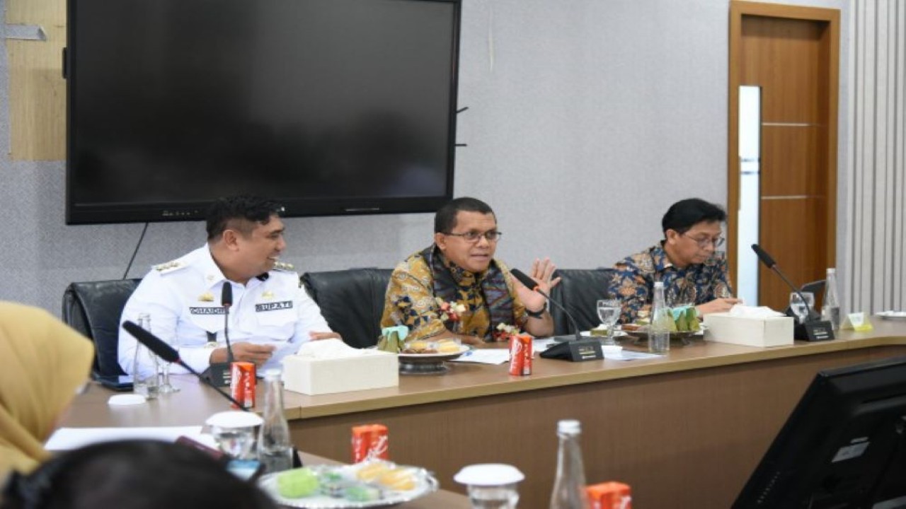 Wakil Ketua Komisi IX DPR, Emanuel Melkiades Laka Lena saat memimpin Tim Kunspek Komisi IX DPR di Kantor Bupati Kabupaten Maros, Sulawesi Selatan, Rabu (22/11/2023). Foto: Icha/nr