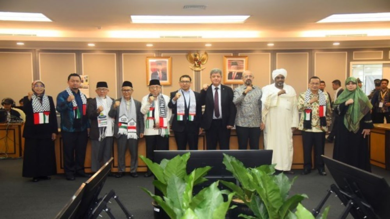 Ketua BKSAP DPR RI Fadli Zon dalam foto bersama usai mengikuti FGD Bulan Solidaritas Parlemen di Senayan, Jakarta, Rabu (1/11/2023). (Runi/nr)