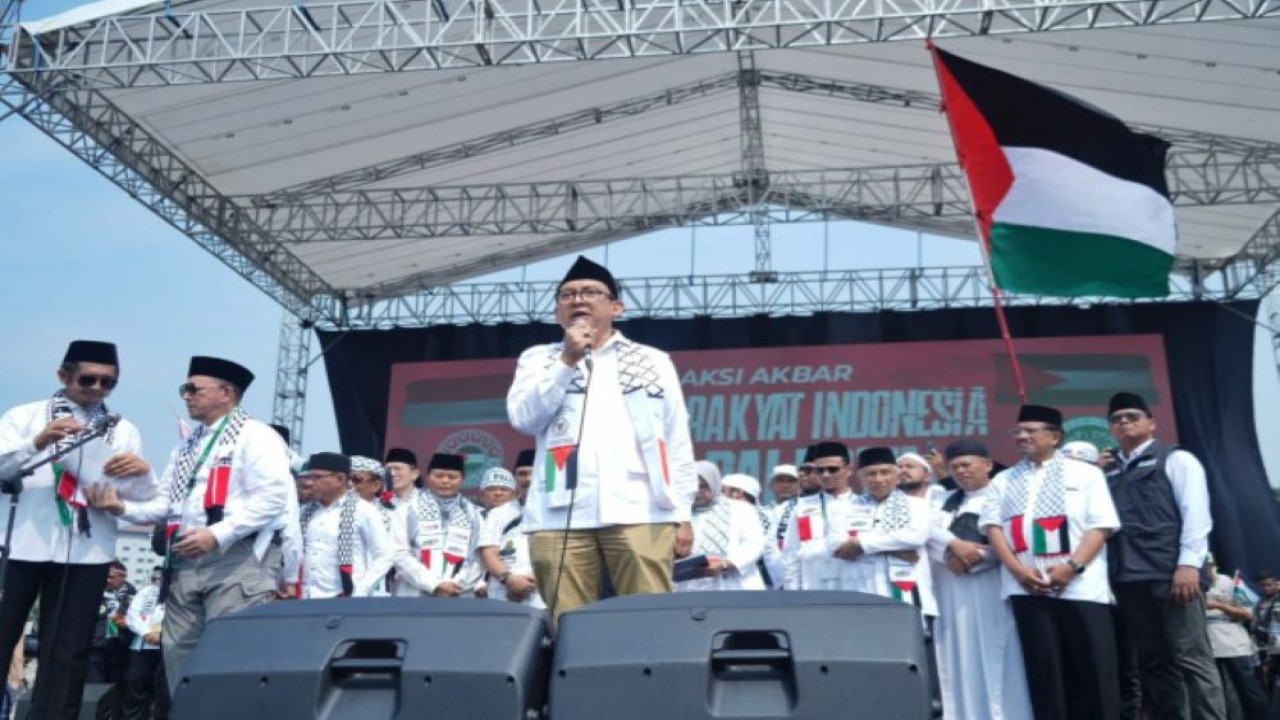 Ketua BKSAP DPR RI Fadli Zon saat berpidato dalam aksi bela Palestina di Monas, Jakarta, Minggu (5/11/2023). (Abu/nr)