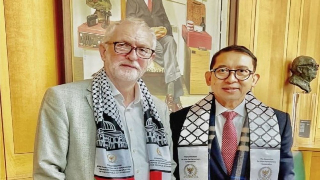 Ketua BKSAP DPR RI Fadli Zon saat bertemu dengan Jeremy Corbyn, mantan Ketua Partai Buruh (Labour Party) dan Pemimpin Oposisi Inggris periode 2015-2020 di Portcullis House, London. Foto: Ist/nr