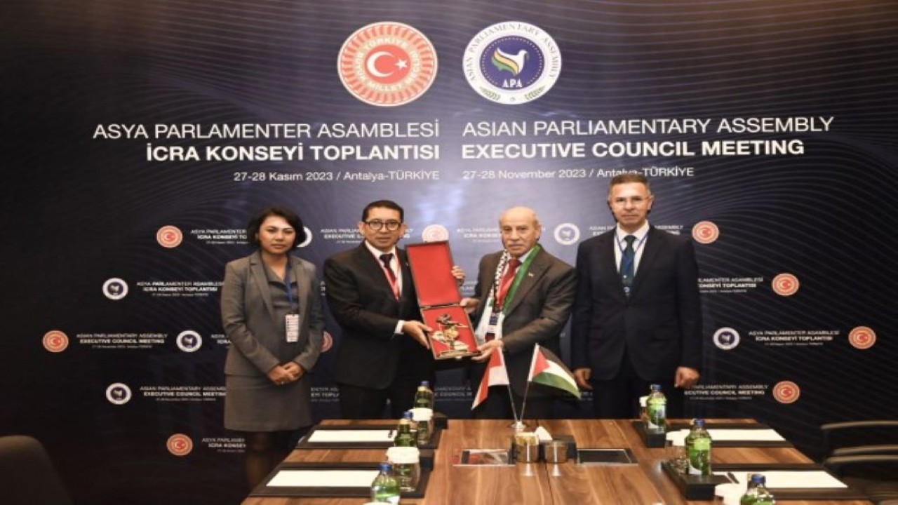 Ketua Delegasi Indonesia dalam Sidang Dewan Eksekutif di Asian Parliamentary Assembly (APA), Fadli Zon saat bertukar cenderamata usai pertemuan bilateral dengan Parlemen Palestina. Foto: Ubed/nr