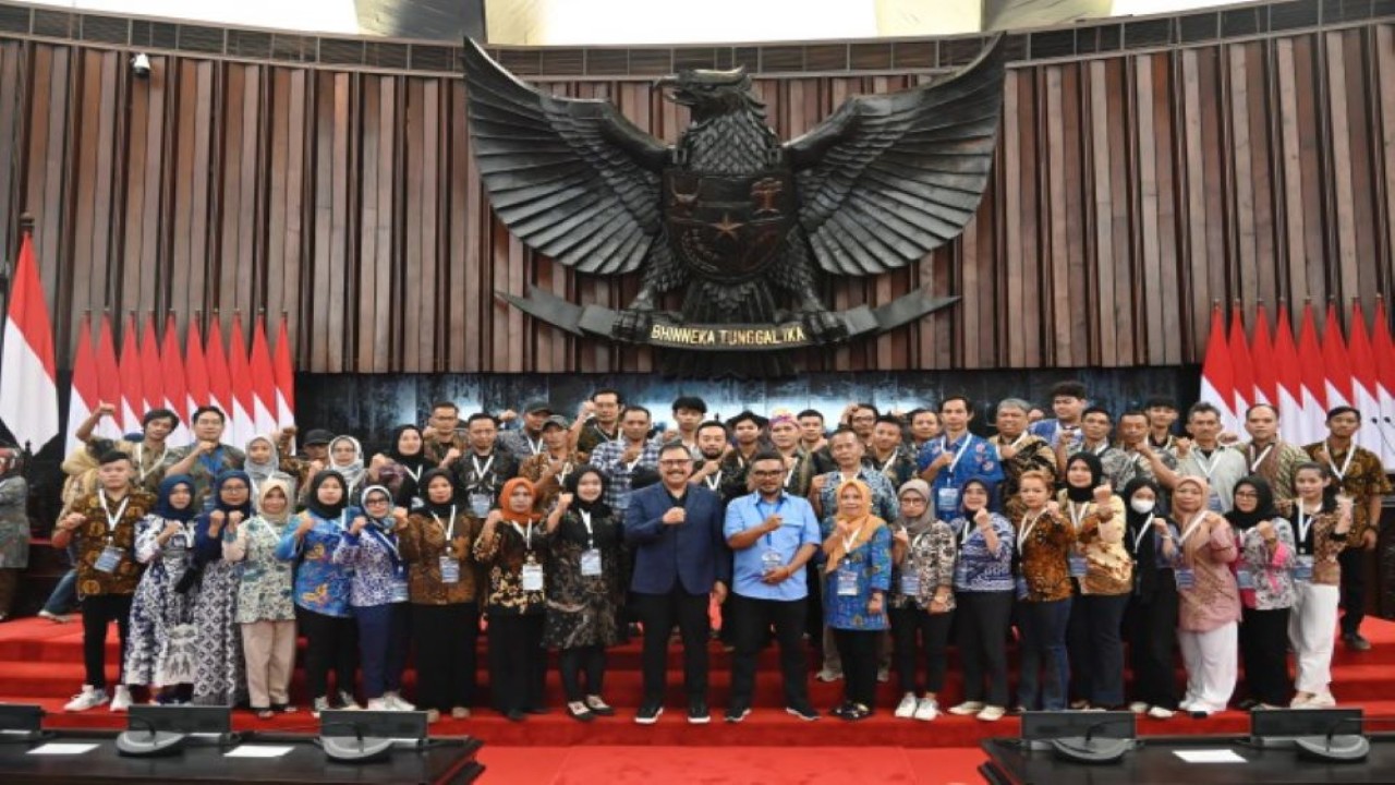 Ketua BURT DPR RI Agung Budi Santoso dalam foto bersama dengan elemen masyarakat dari Kota Bandung dan Cimahi di Gedung Nusantara DPR RI, Senayan, Jakarta. Foto: Prima/nr