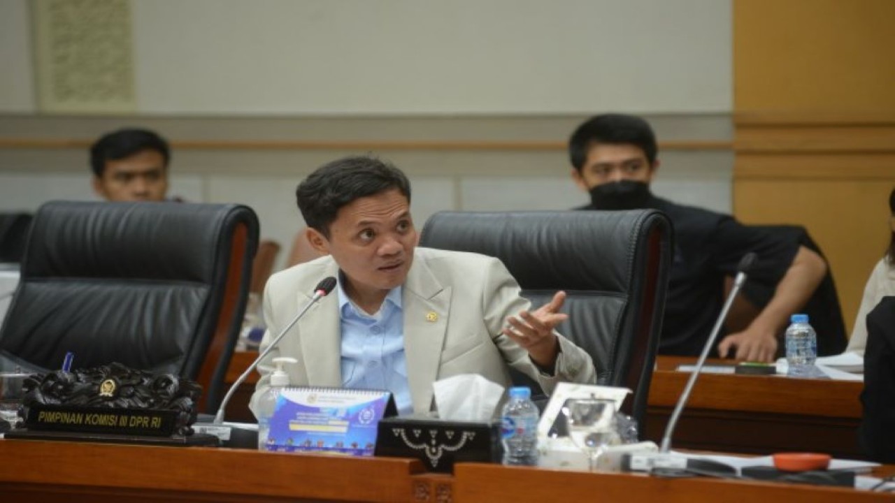 Wakil Ketua Komisi III DPR Habiburokhman saat memimpin Rapat Kerja dengan Menteri Hukum dan HAM RI di ruang rapat Komisi III, Nusantara II, Senayan, Jakarta, Selasa (21/11/2023). Foto: Jaka/nr