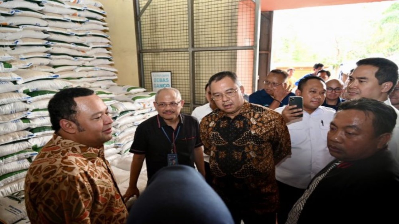 Anggota Komisi VI DPR RI Harris Turino dalam Kunjungan Kerja Spesifik Komisi VI ke Sentra Penggilingan Padi milik Perum Bulog Kantor Cabang Karawang, Jawa Barat, Rabu (8/11/2023). (Uf/Man)