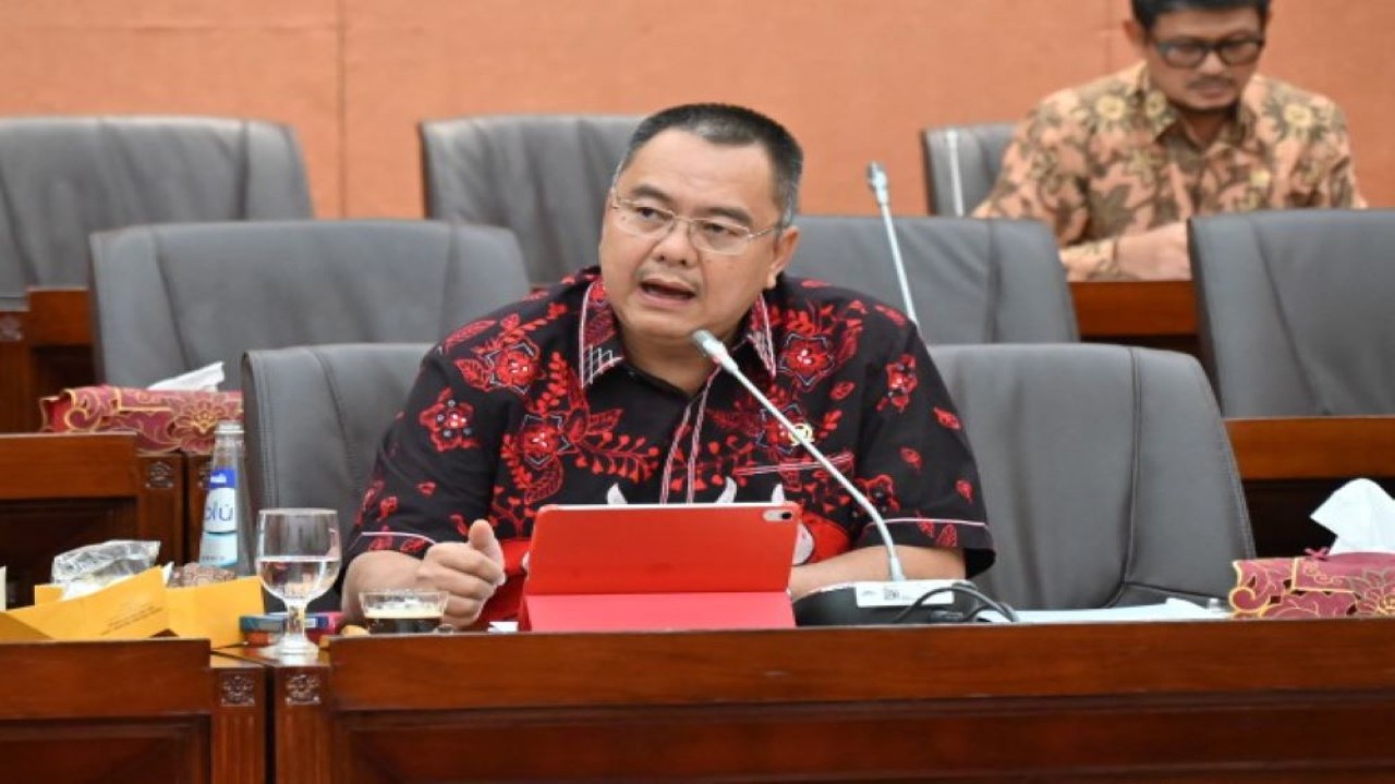 Anggota Komisi VI DPR RI Harris Turino saat mengikuti Raker dengan Menteri Perdagangan Zulkifli Hasan dan jajaran di Gedung Nusantara I, Senayan, Jakarta, Senin (27/11/2023). Foto: Farhan/nr