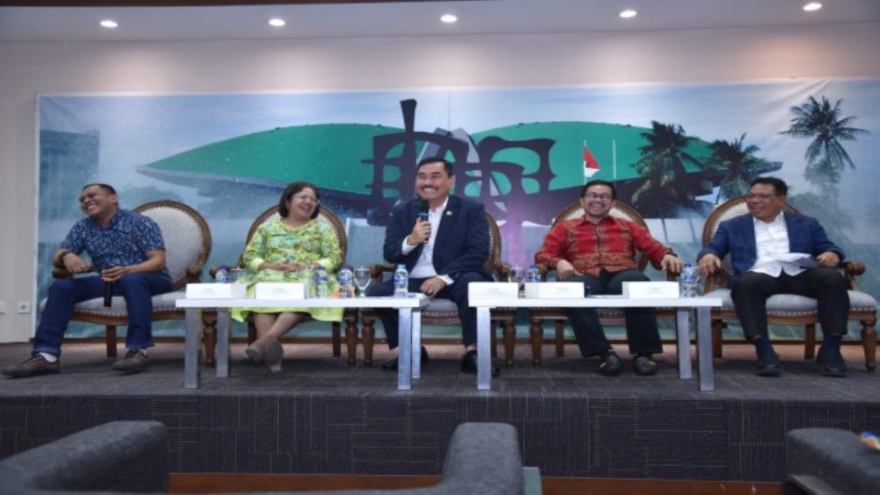 Ketua Panitia Perayaan Natal 2023 dan Tahun Baru 2024, Hendrik Halomoan Sitompul (tengah) saat Konferensi Pers Panitia Perayaan Natal 2023 dan Tahun Baru 2024 MPR RI- DPR RI-DPD RI di Jakarta, Rabu (29/11/2023). Foto: Munchen/nr