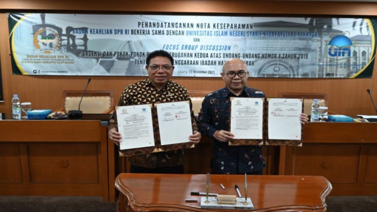 Ketua Badan Keahlian (BK) Setjen DPR RI Inosentius Samsul usai penandatanganan perpanjangan Nota Kesepahaman antara Universitas Islam Negeri (UIN) Syarif Hidayatullah dengan BK DPR RI di UIN Syarif Hidayatullah, Jakarta, Rabu (22/11/2023). Foto: Yoga/nr