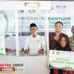 Jajaran NU Care LazisNU saat menyalurkan bantuan usaha kepada pelaku UMKM. (ANTARA/HO-LazisNU)-1701335498