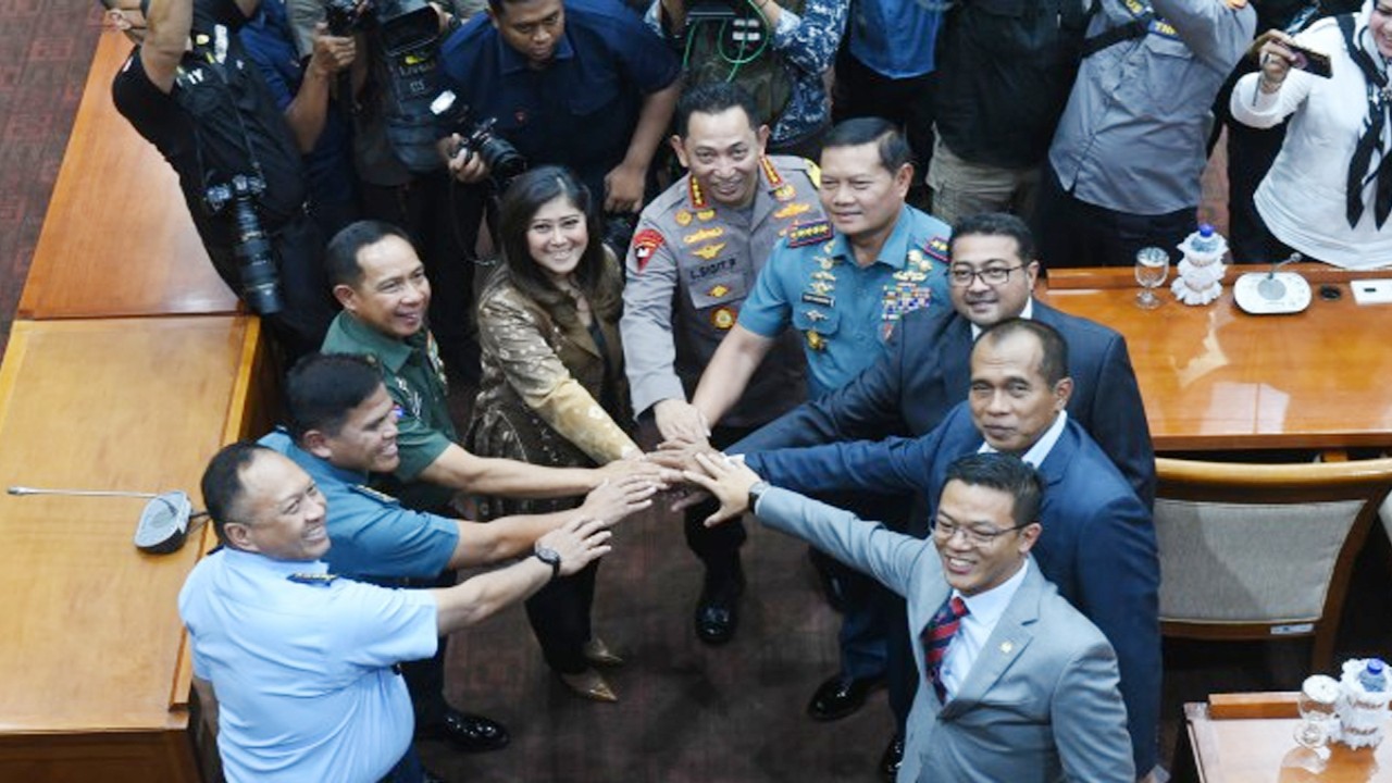 Ketua Komisi I DPR RI Meutya Hafid (ke empat dari kiri) sebelum RDPU Komisi I DPR RI dengan Calon Panglima TNI Jenderal TNI Agus Subiyanto dengan agenda Penyampaian Visi dan Misi Calon Panglima TNI di Nusantara II, Gedung DPR RI, Jakarta, Senin (13/11/2023). Foto : Jaka/Man