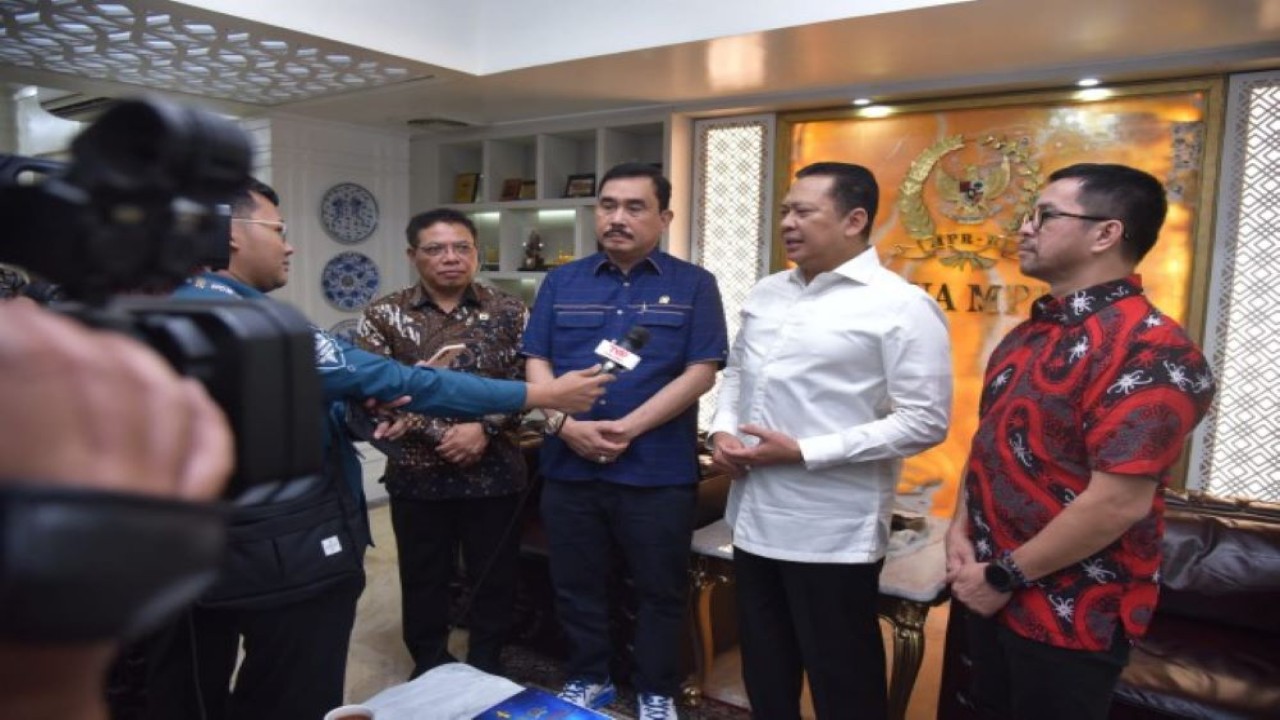 Ketua MPR RI Bambang Soesatyo saat diwawancarai Parlementaria usai audiensi jelang perayaan Natal Parlemen, di Widya Chandra, Jakarta, Rabu (15/11/2023). Foto: Munchen/nr