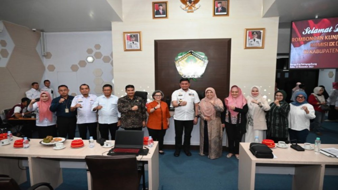 Wakil Ketua Komisi IX DPR RI Kurniasih Mufidayati dalam foto bersama usai memimpin pertemuan Tim Kunspek Komisi IX DPR rapat dengan jajaran Pemda Kabupaten Gowa di Sulsel, Rabu (22/11/2023). Foto: Jaka/nr