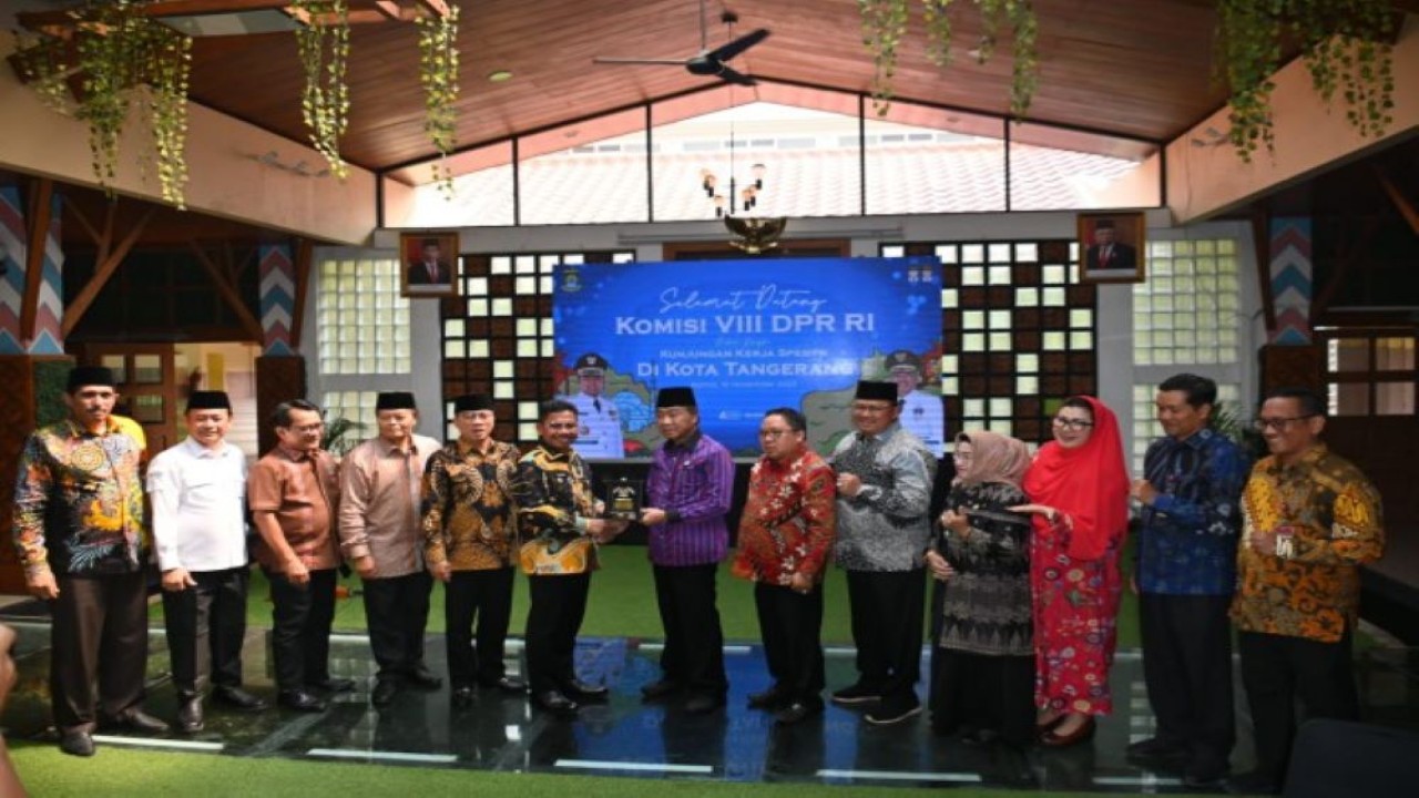 Wakil Ketua Komisi VIII DPR RI Laksdya TNI (Purn) Moekhlas Sidik bertukar cinderamata usai memimpin Kunjungan Kerja Spesifik Komisi VIII DPR RI ke Tangerang, Kamis (16/11/2023). Foto : Hira/Man