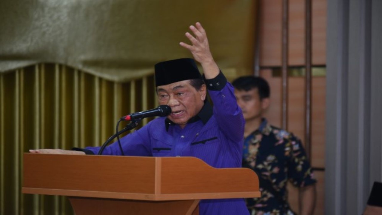 Anggota Komisi VIII DPR RI Laksdya TNI (Purn) Moekhlas Sidik saat memimpin kunjungan kerja spesifik Komisi VIII DPR RI di Kanwil Kemenag Provinsi Jawa Timur. Foto: Kresno/nr