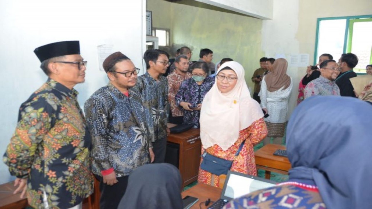 Anggota Komisi X DPR RI Ledia Hanifa Amaliah saat melakukan kunjungan kerja spesifik ke dua SMK di Jatibarang, Brebes, Kamis (16/11/2023). Foto: Agung/nr