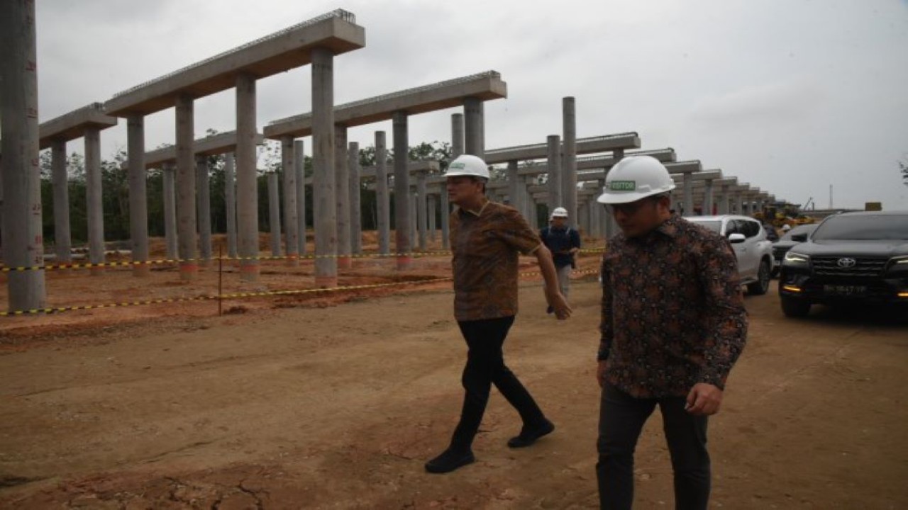 Wakil Ketua Komisi VI DPR RI Martin Manurung saat meninjau pembangunan Jalan Tol Bayung Lencir Tempino di Provinsi Jambi, Rabu (22/11/2023). Foto: Dep/nr