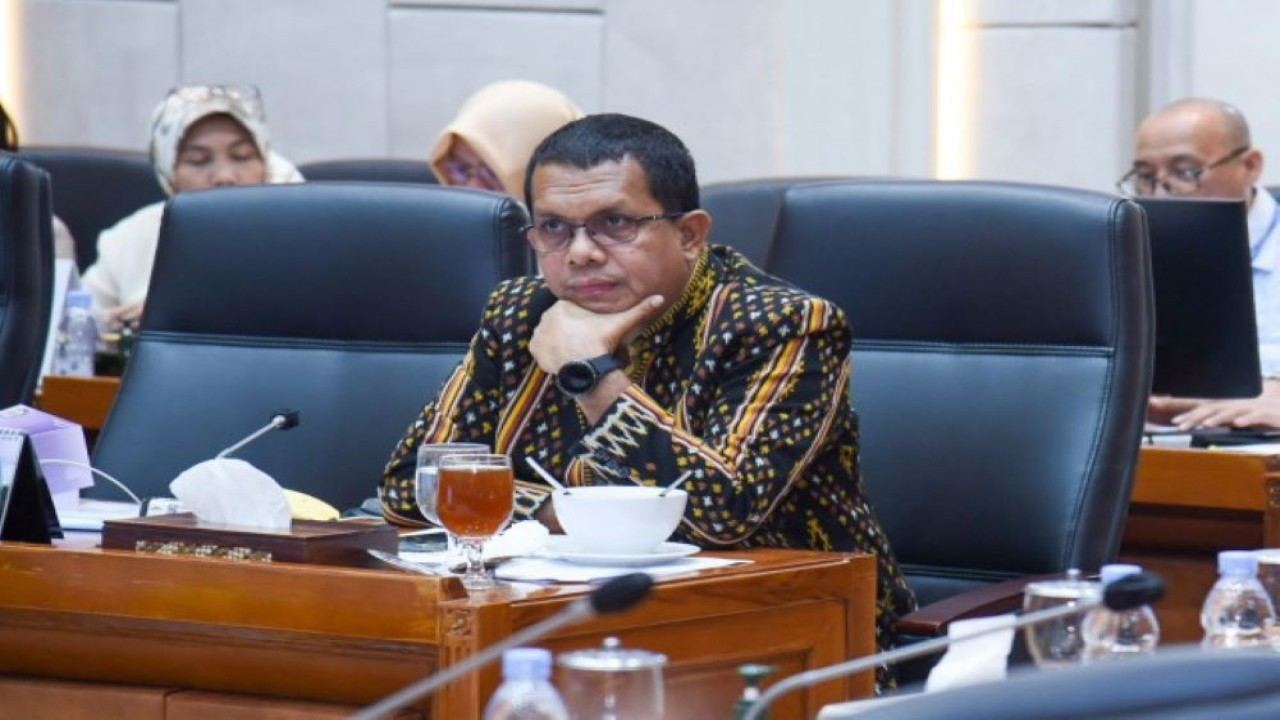 Wakil Ketua Komisi IX DPR RI Melkiades Laka Lena saat rapat kerja bersama Komisi IX DPR RI di Gedung Nusantara II, Senayan, Selasa (28/11/2023). Foto: Geraldi/nr