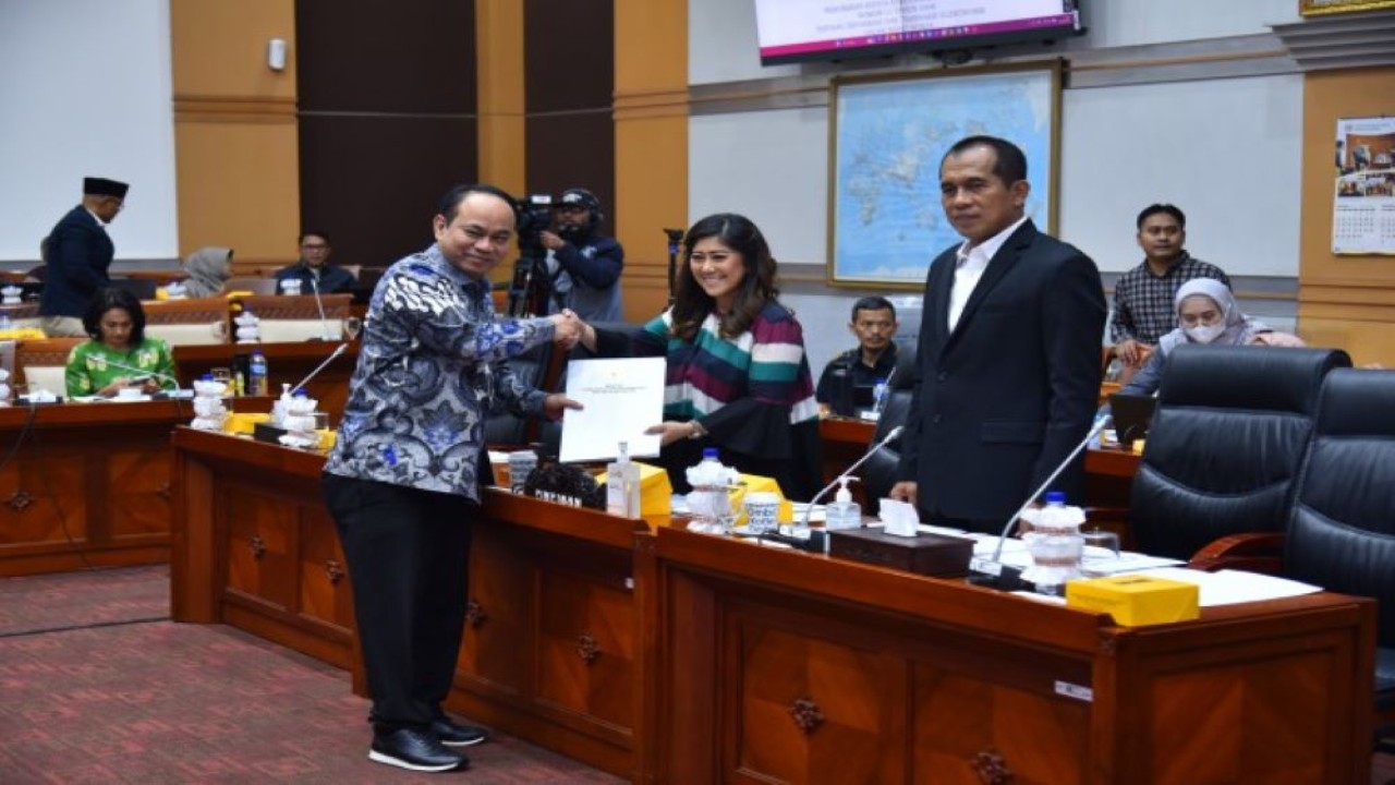 Ketua Komisi I DPR Meutya Hafid bersama Menteri Komunikasi dan Informatika Budi Arie Setiadi dalam Rapat Kerja terkait Pengambilan keputusan tingkat I Revisi UU ITE di Jakarta. Foto: Kresno/nr