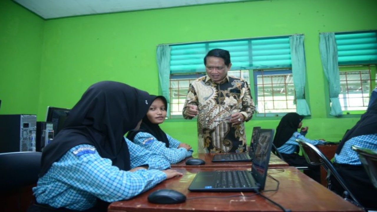 Anggota Komisi X DPR RI Mujib Rohmat saat melakukan kunjungan ke SDN Tanjungmojo 1 dan SMPN 1 Kangkung, Kabupaten Kendal, Jawa Tengah, Kamis (16/11/2023). Foto : Oji/Man