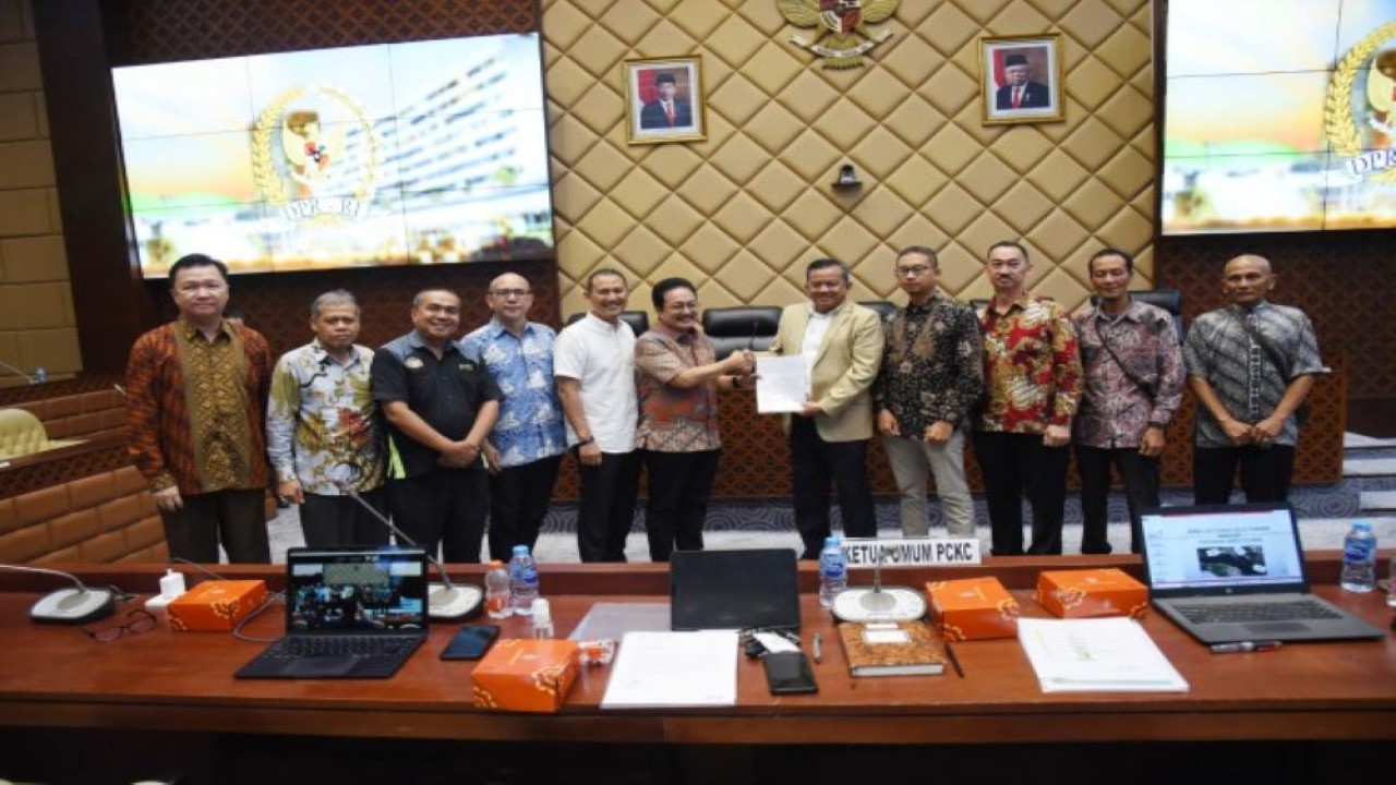 Anggota Komisi V DPR RI Mulyadi saat menerima audiensi dengan Perkumpulan Cluster Kota Wisata Cibubur yang digelar di Ruang Rapat Komisi V DPR RI, Senayan, Jakarta, Kamis (23/11/2023). Foto: Dep/nr