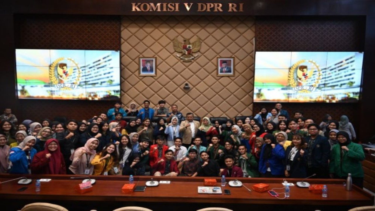 Anggota DPR RI Mulyadi dalam foto bersama usai menerima audiensi Kampus Merdeka di Ruang Rapat Komisi V DPR RI, Senayan, Jakarta, Kamis (23/11/2023). Foto: Prima/nr