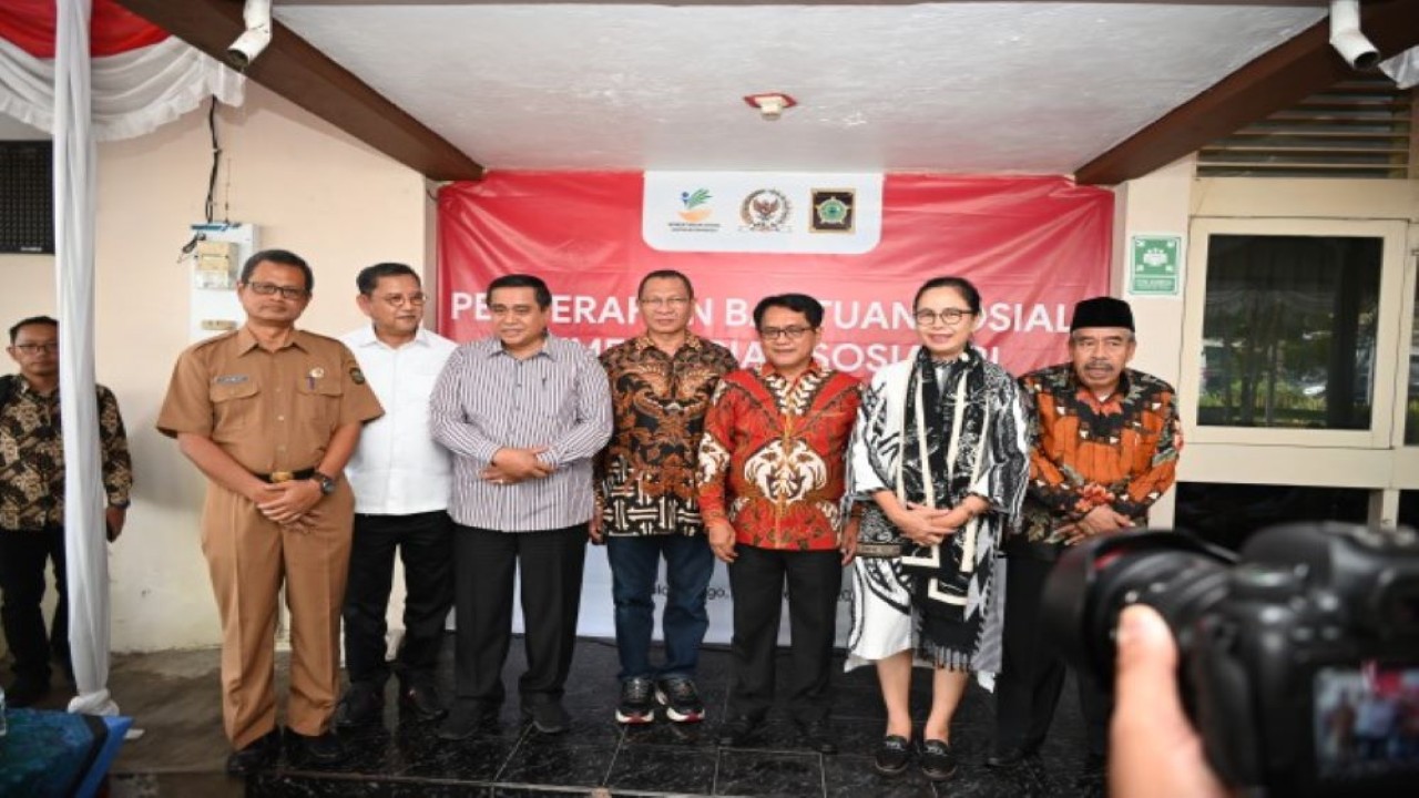 Anggota Komisi VIII DPR RI, My Esti Wijayanti dalam foto bersama disela-sela Kunjungan Kerja Spesifik Komisi VIII DPR RI bersama perwakilan Kementerian Sosial RI ke DIY, Selasa (28/11/2023). Foto: Ucha/nr