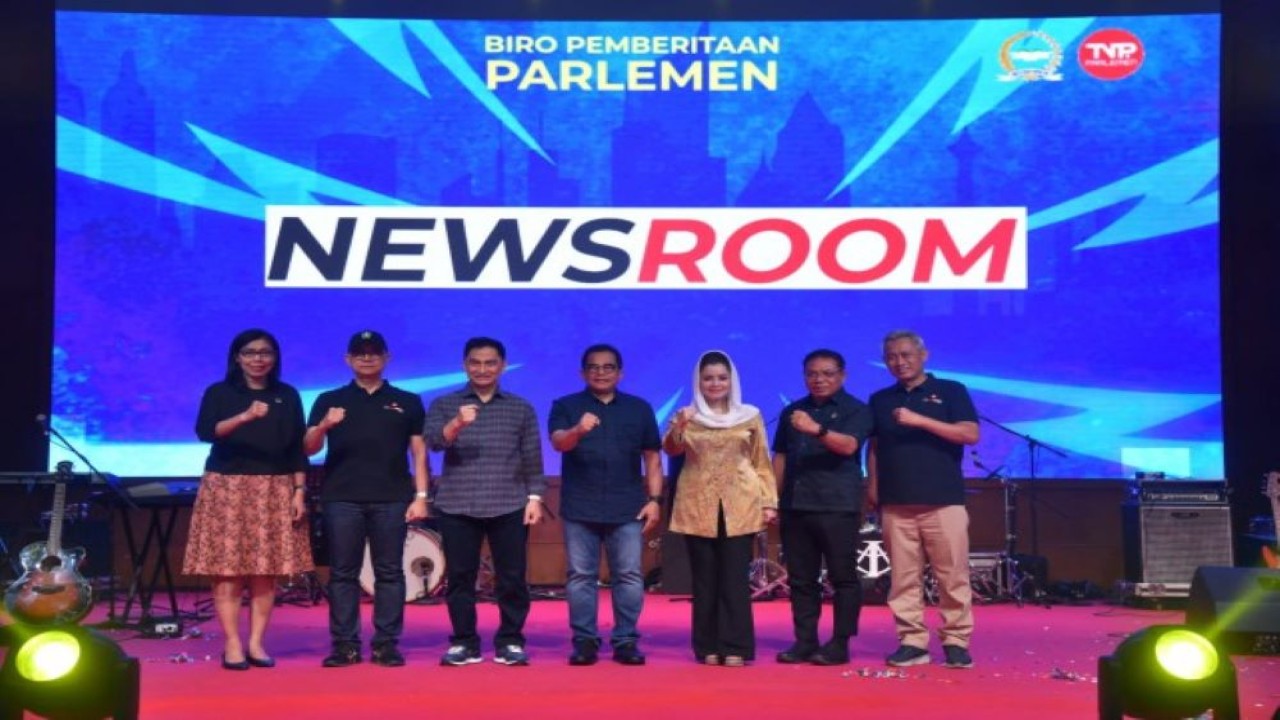 Wakil Ketua Badan Urusan Rumah Tangga (BURT) DPR RI Novita Wijayanti dalam foto bersama disela-sela menghadiri peluncuran Parlemen News Room di Gedung Pustakaloka, Nusantara IV, DPR RI, Senayan, Jakarta, Jumat (17/11/2023). Foto: Munchen/nr