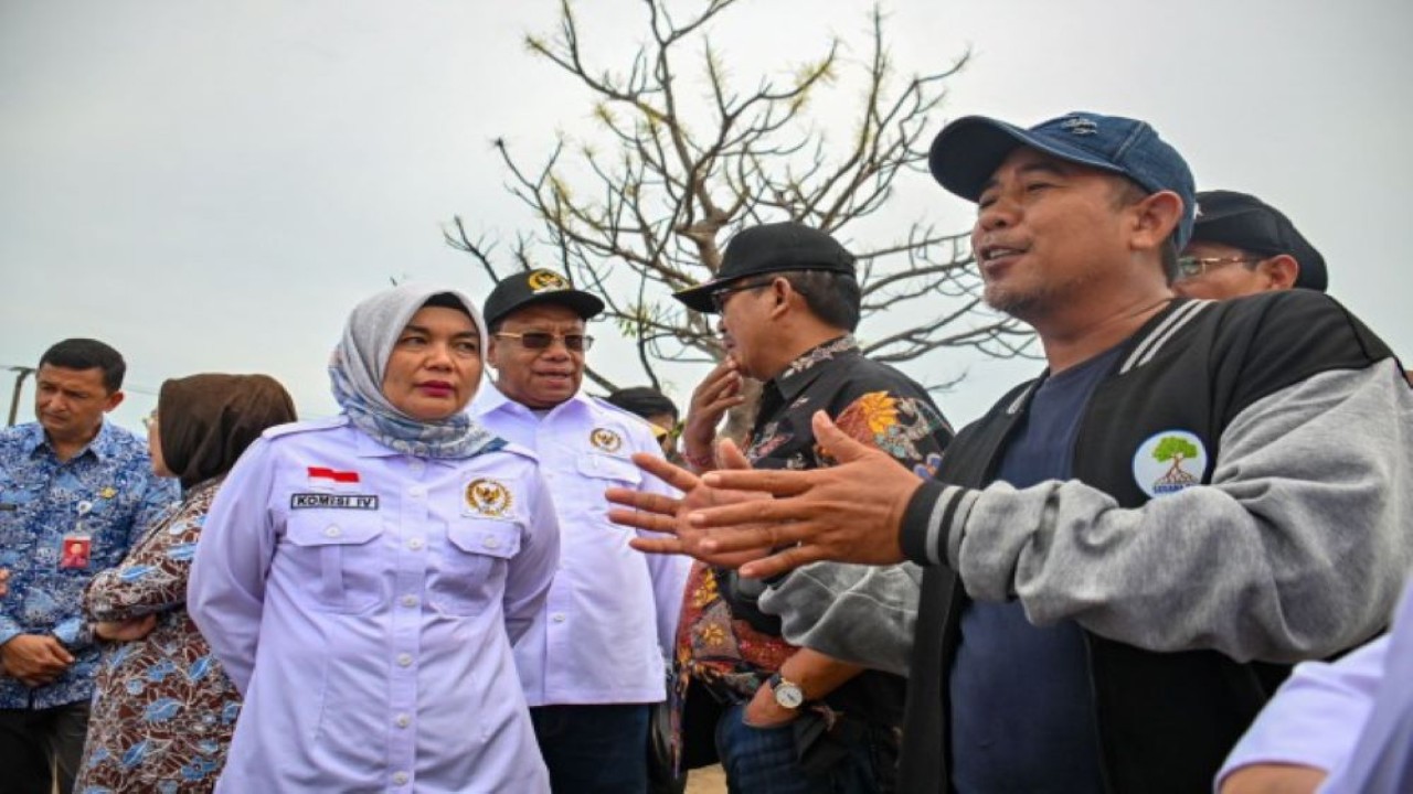 Anggota Komisi IV DPR RI Nur’aeni saat mengikuti Kunjungan Kerja Spesifik (Kunsfik) Komisi IV DPR RI melakukan peninjauan progress pemulihan pemeliharaan tanaman mangrove yang ada di Desa Lontar, Tirtayasa, Kabupaten  Serang, Banten , di Banten, Kamis (30/11/2023). Foto : Ridwan/mr.