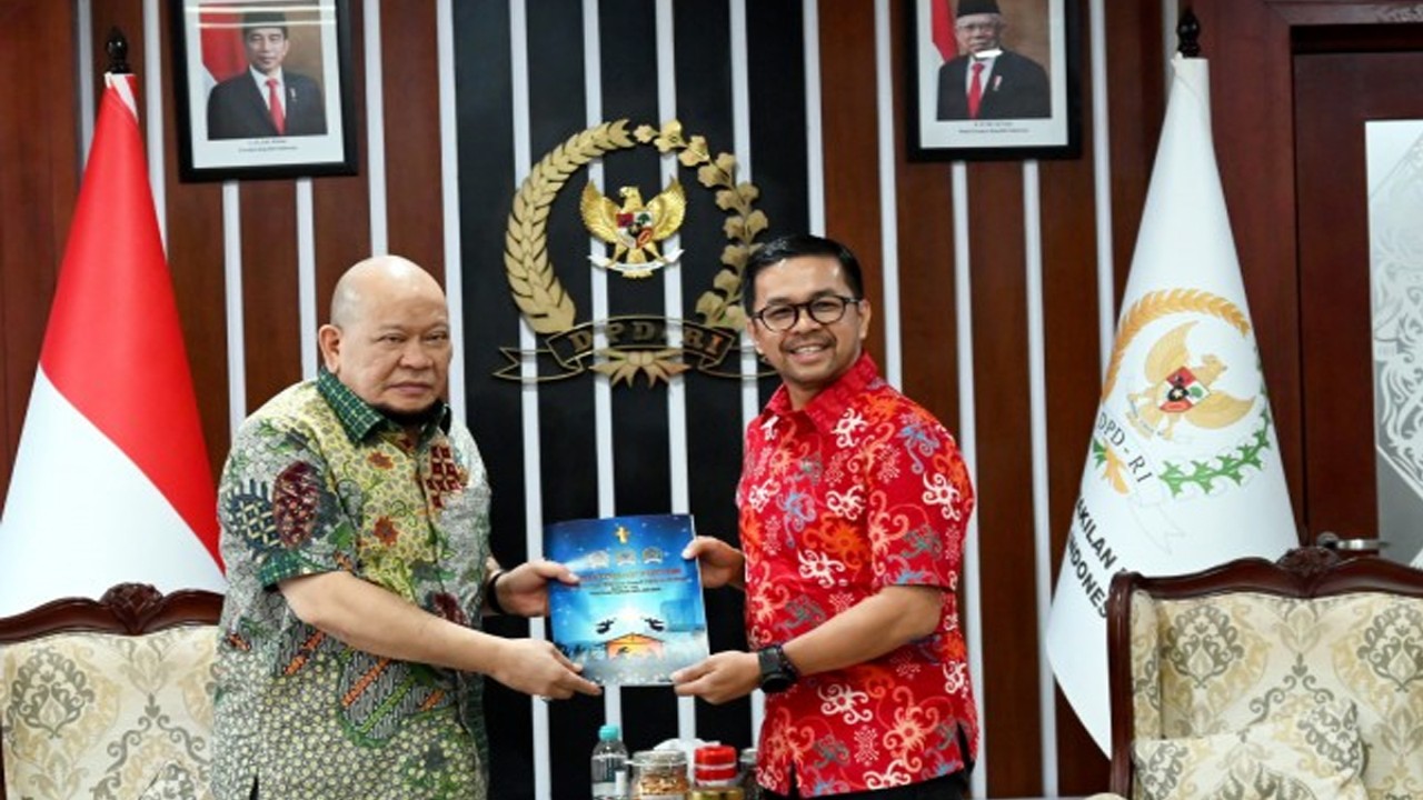 Panitia Perayaan Natal 2023 dan Tahun Baru 2024 MPR RI yang dipimpin Anggota DPR RI Marinus Gea melakukan audiensi dengan Pimpinan DPD RI di Ruangan Kerja Ketua DPD RI, di Kompleks Parlemen, Senayan, Jakarta, Selasa (14/11/2023). Foto : Tari/Man