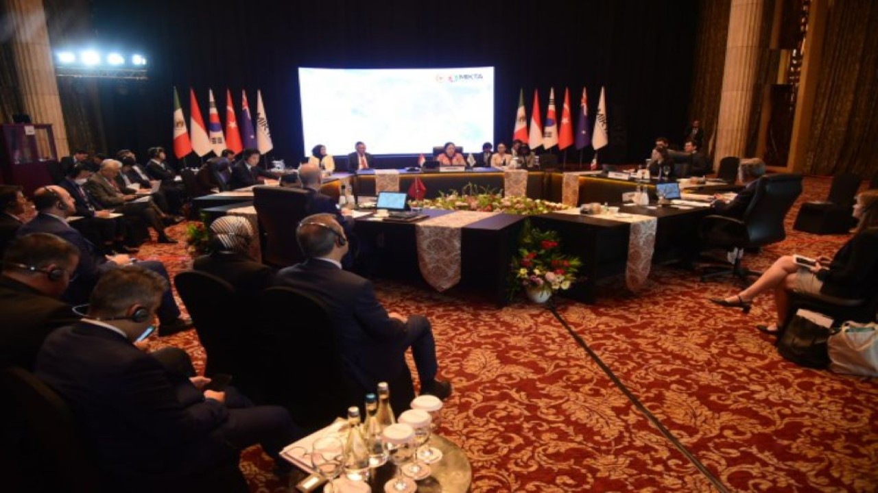 Ketua DPR RI Dr. (H.C) Puan Maharani dalam pidatonya ketika membuka sesi kedua dengan tema 'Kebijakan Iklim yang Melampaui Janji dan Komitmen' pada Forum MIKTA Speakers Consultation ke-9 di Jakarta, Senin (20/11/2023). Foto : Oji/Man