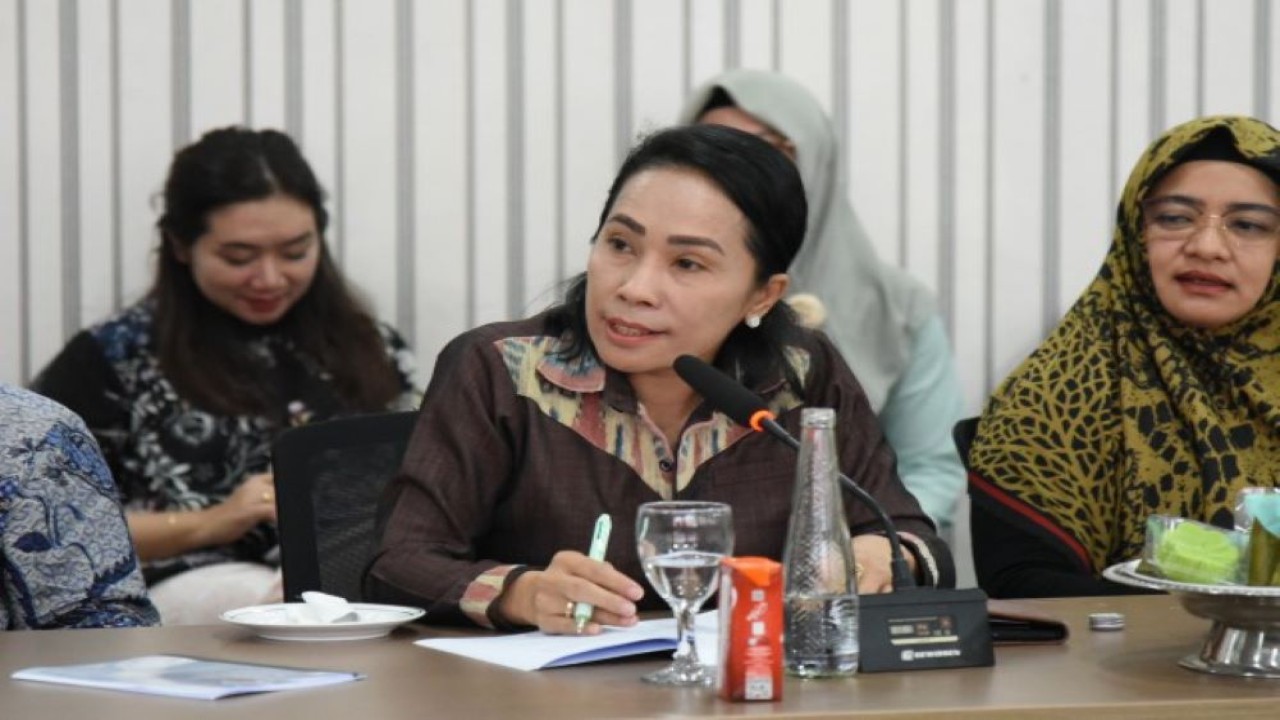 Anggota Komisi IX DPR RI Ratu Ngadu Bonu Wulla saat mengikuti Kunjungan Kerja Spesifik (Kunspik) Komisi IX DPR RI di Kantor Bupati Kabupaten Maros, Sulawesi Selatan, Rabu (22/11/2023). Foto : Larissa/Han