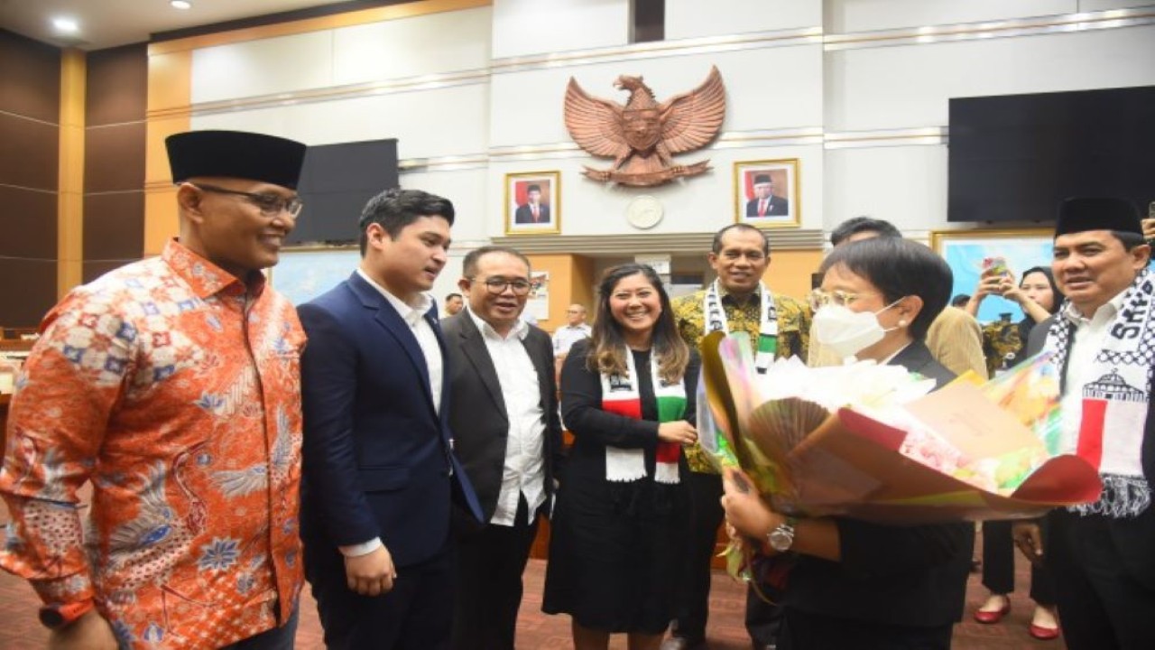 Pimpinan bersama anggota Komisi I DPR saat berbincang dengan Rapat Kerja Komisi I DPR RI dengan Menteri Luar Negeri Retno Marsudi di Gedung Nusantara II, DPR RI, Senayan, jakarta, Senin (27/11/2023). Foto: Runi/nr