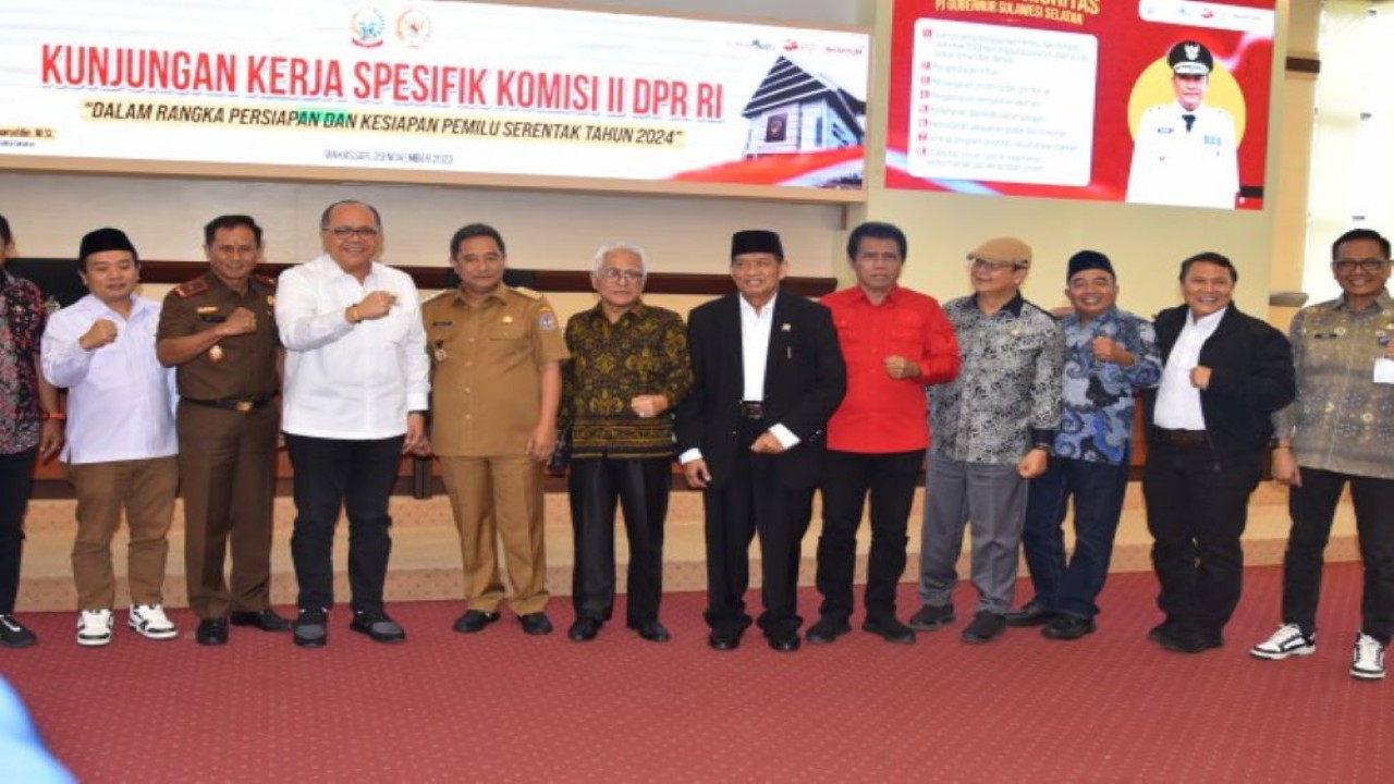 Anggota Komisi II DPR RI Riyanta dalam foto bersama usai pertemuan dalam rangka Kunjungan Kerja Spesifik Komisi II DPR ke Makassar, Provinsi Sulawesi Selatan terkait Persiapan Pemilu 2024, Rabu (29/11/2023). Foto: Eki/nr