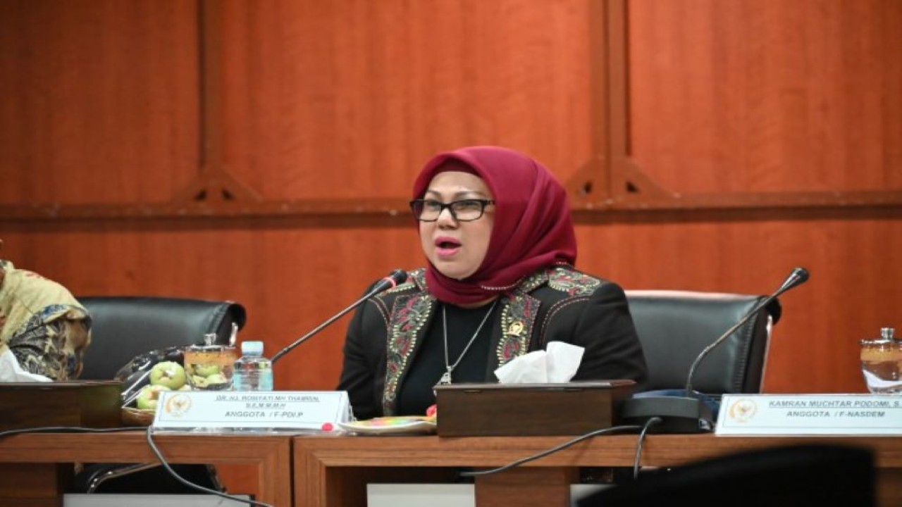 Anggota Komisi II DPR RI Rosiyati MH Thamrin saat mengikuti pertemuan Kunjungan Kerja Spesifik (kunsfik) Komisi II ke Banda Aceh, Provinsi Aceh, Senin (27/11/2023). Foto: Galuh/nr